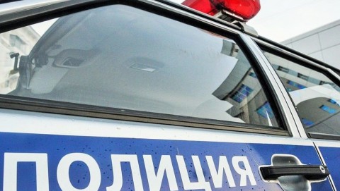 Свердловские полицейские в городе Нижние Серги помогли потушить начинающийся пожар в доме многодетной семьи